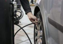 ¿Cómo afecta la presión de los neumáticos al consumo de combustible?